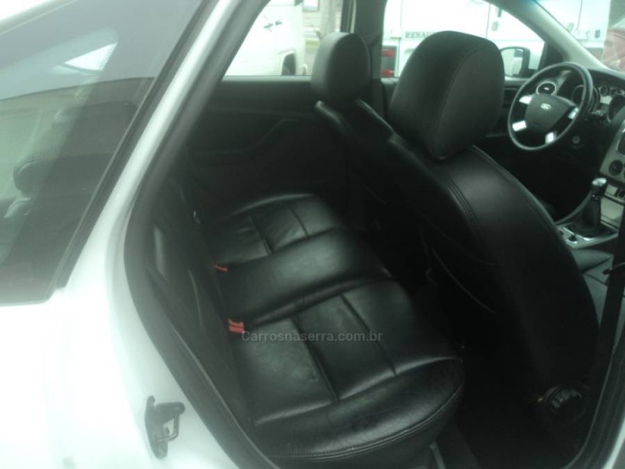 FORD - FOCUS - 2010/2011 - Branca - R$ 35.000,00