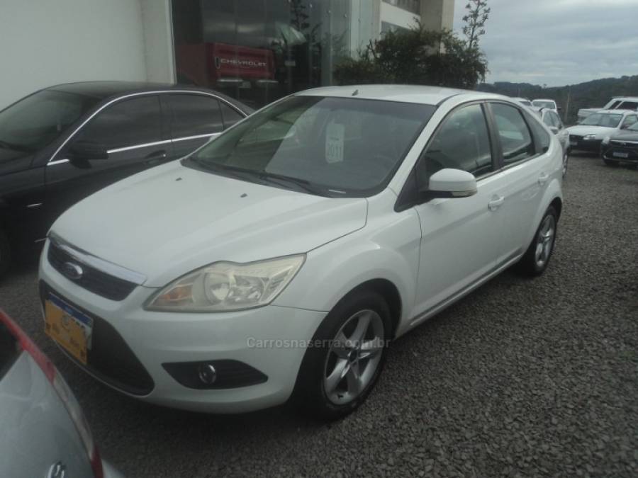 FORD - FOCUS - 2010/2011 - Branca - R$ 35.000,00
