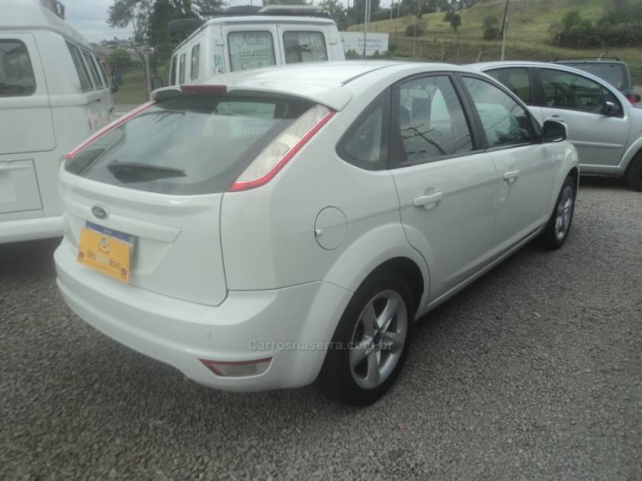 FORD - FOCUS - 2010/2011 - Branca - R$ 35.000,00