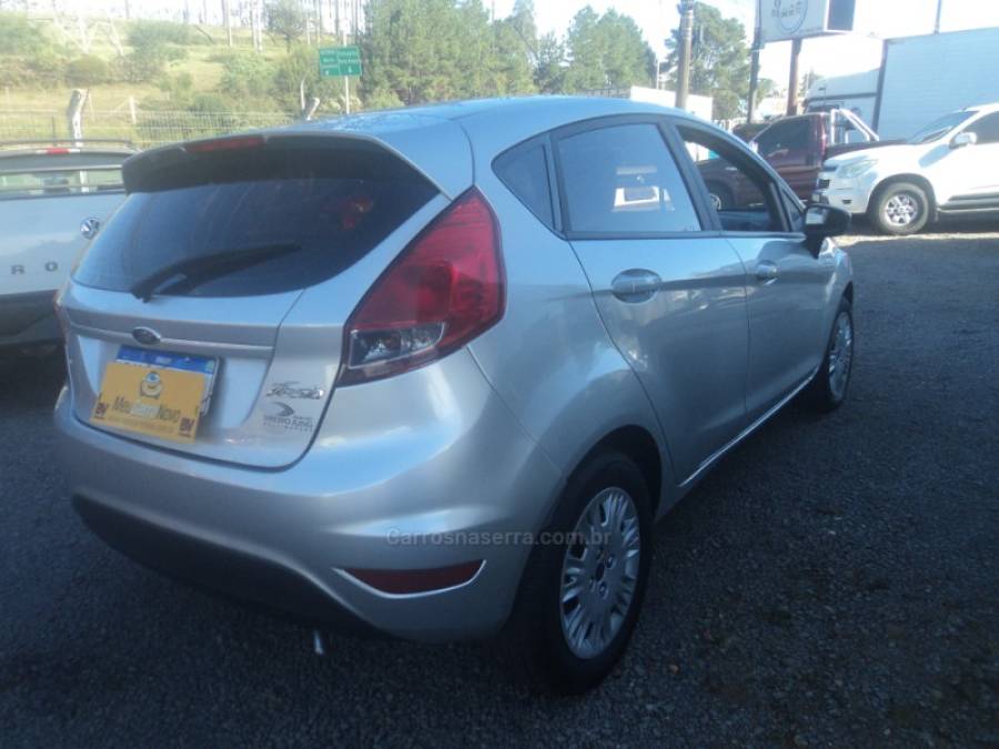 FORD - FIESTA - 2016/2016 - Prata - R$ 40.000,00