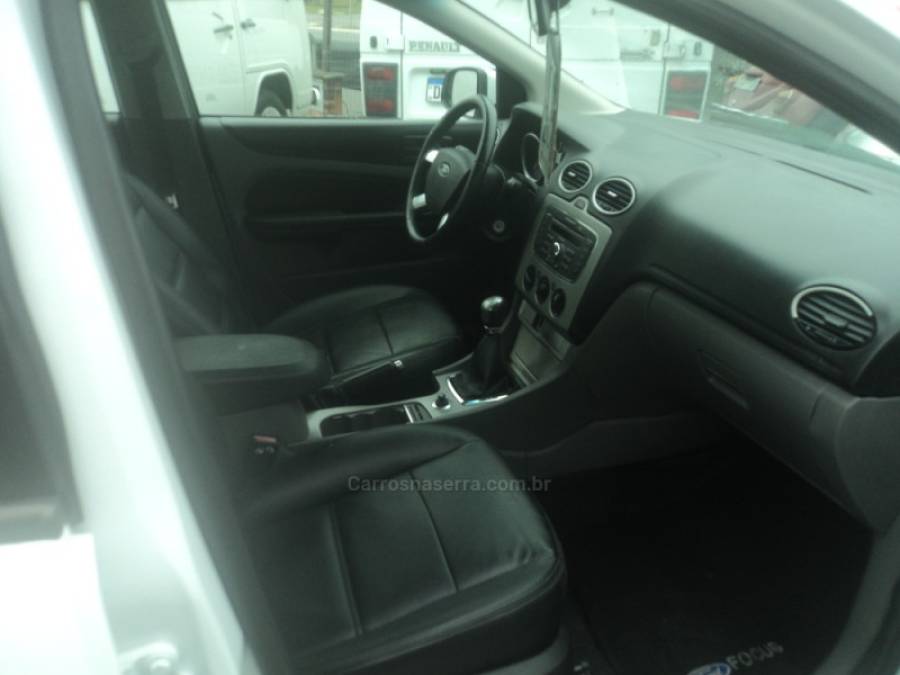 FORD - FOCUS - 2010/2011 - Branca - R$ 35.000,00