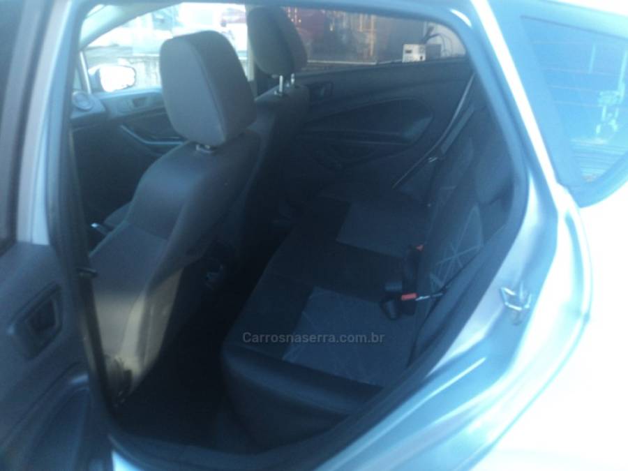 FORD - FIESTA - 2016/2016 - Prata - R$ 40.000,00