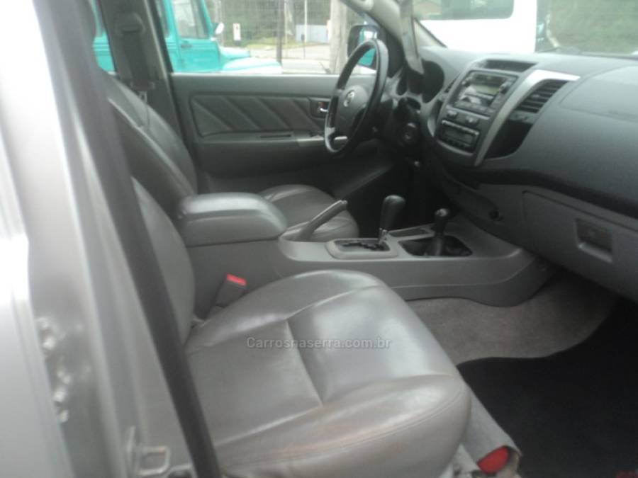 TOYOTA - HILUX - 2010/2010 - Prata - R$ 120.000,00