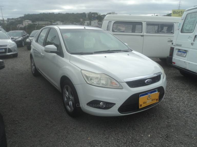 FORD - FOCUS - 2010/2011 - Branca - R$ 35.000,00